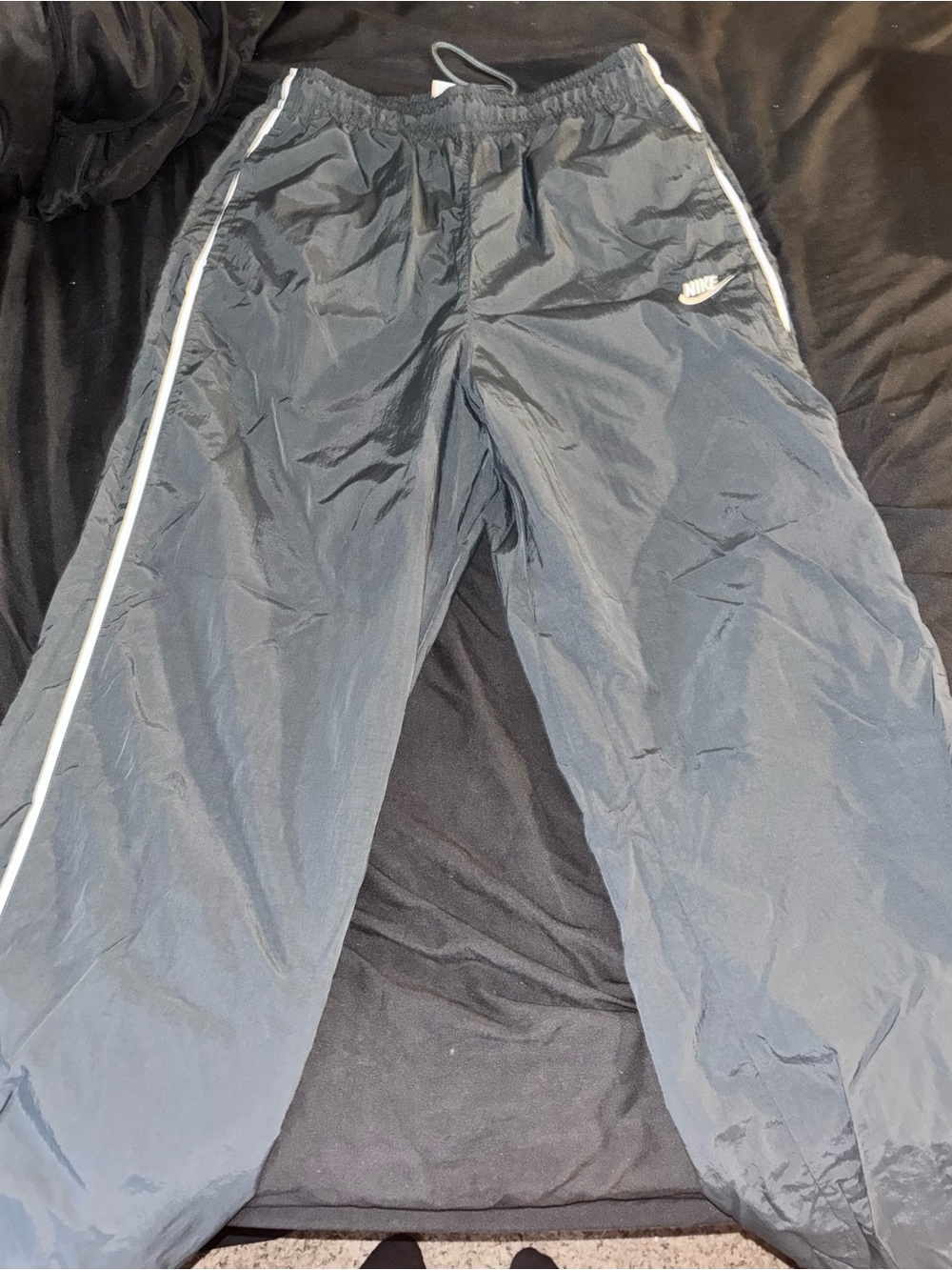 Nike women’s dark green windbreaker pants with White Side Piping
